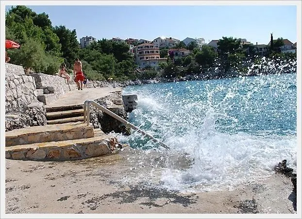 Villa Mediteran, Kleine Ferienwohnung Mit Balkon تروغير شقة