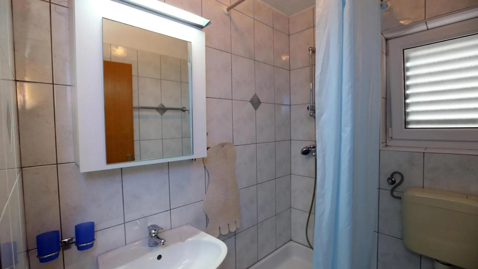 Villa Mediteran, Kleine Ferienwohnung Mit Balkon تروغير شقة